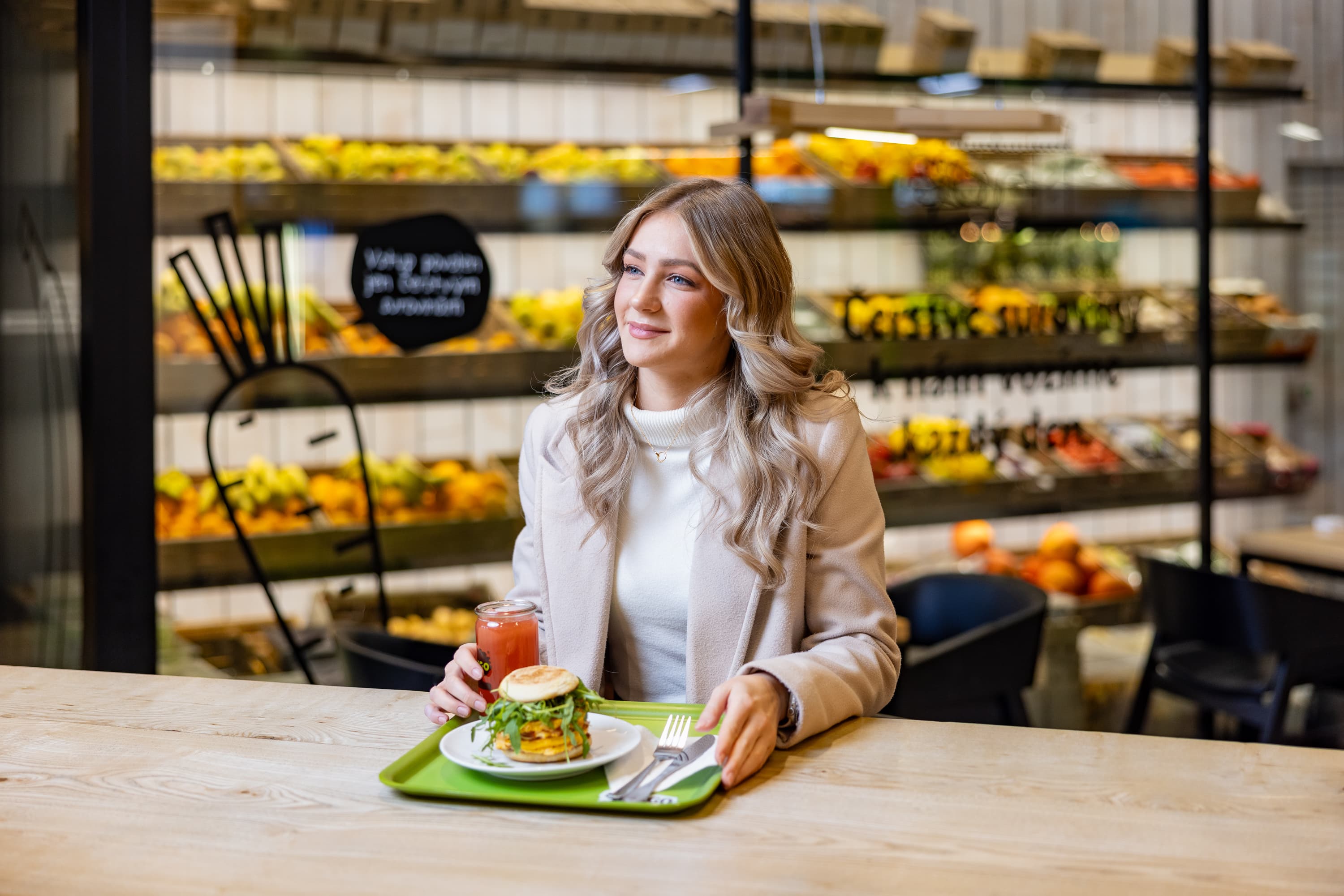 ugo-fanda-zena-u-stolu